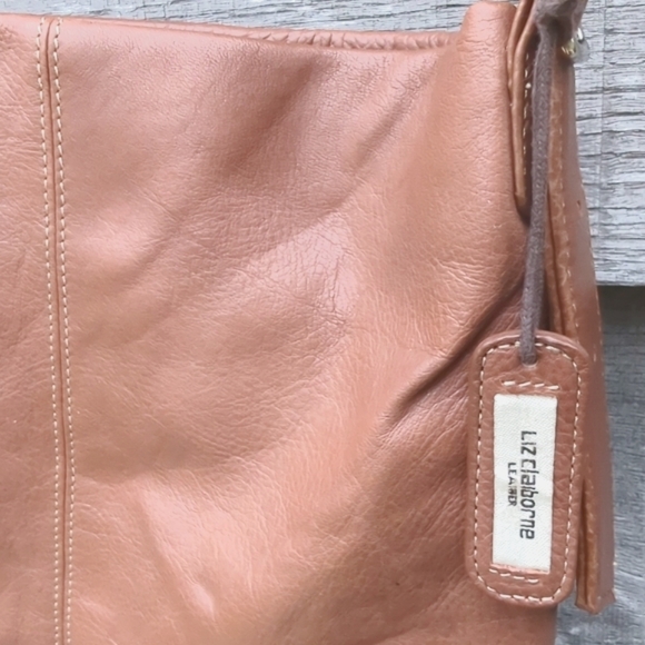 Liz Claiborne 🆕Natural Pebbled Genuine Leather Cross Body Bag New without tags. - Picture 5 of 15